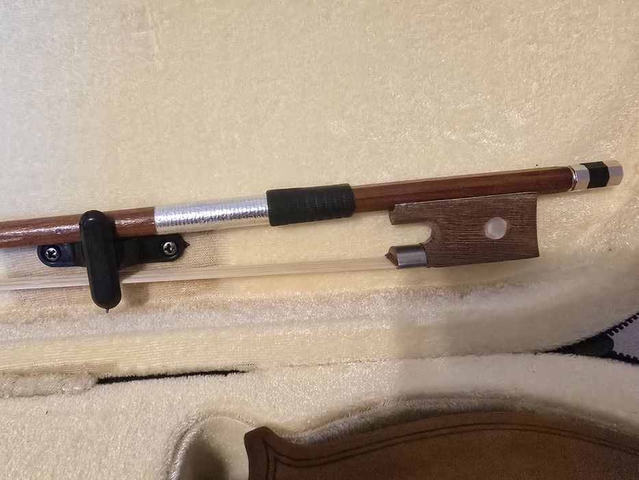 Vioară 4/4 nouă cu geantă de transport