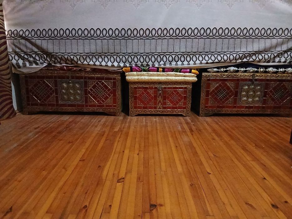 Продается ковер, детская кроватка и сундуки