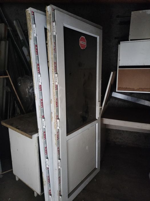 Пластиковые двери.