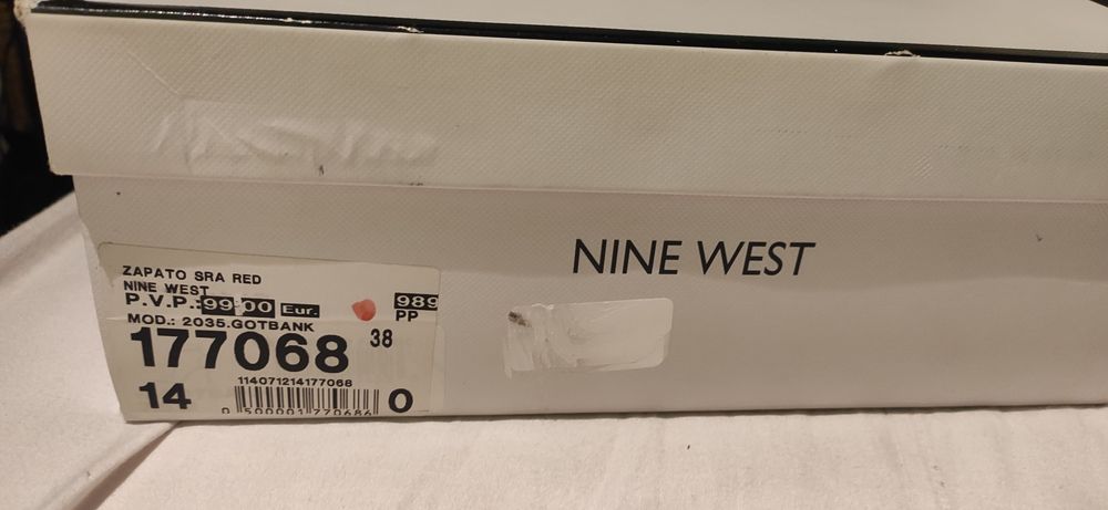 Vând sandalele  NINE WEST