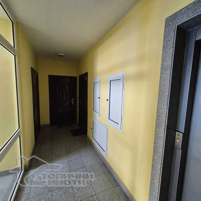 Двустаен, тухлен, с гараж в Дружба-2