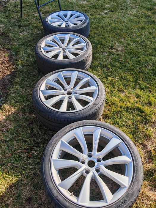 Set roti 19 inch tesla model 3