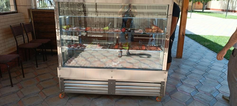 Vetrina xaladelnik Tort va shirinliklar uchun