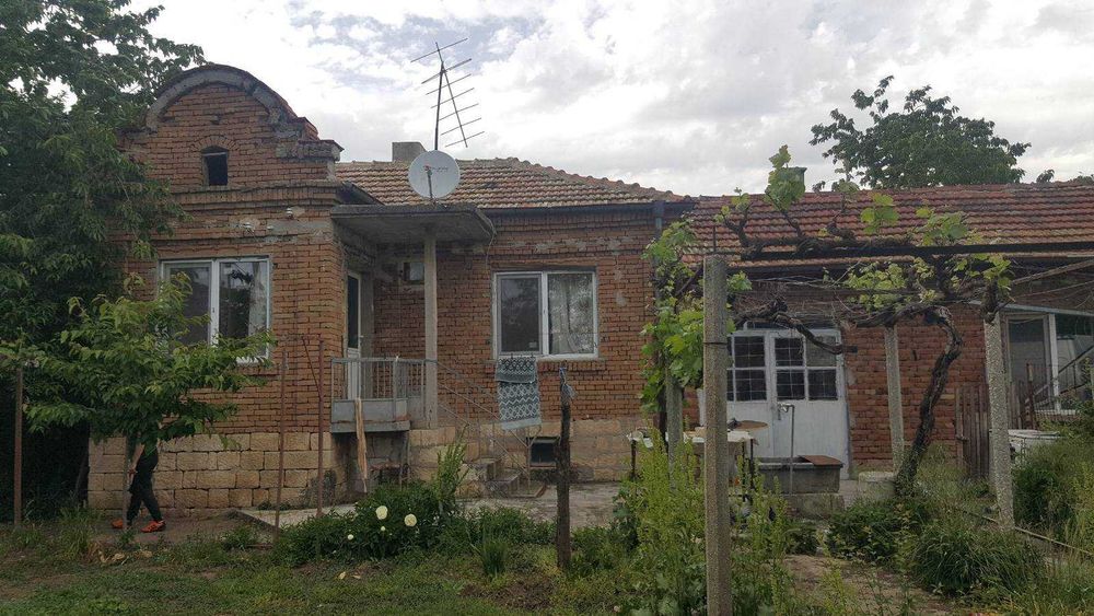 Продавам къща в село червенци