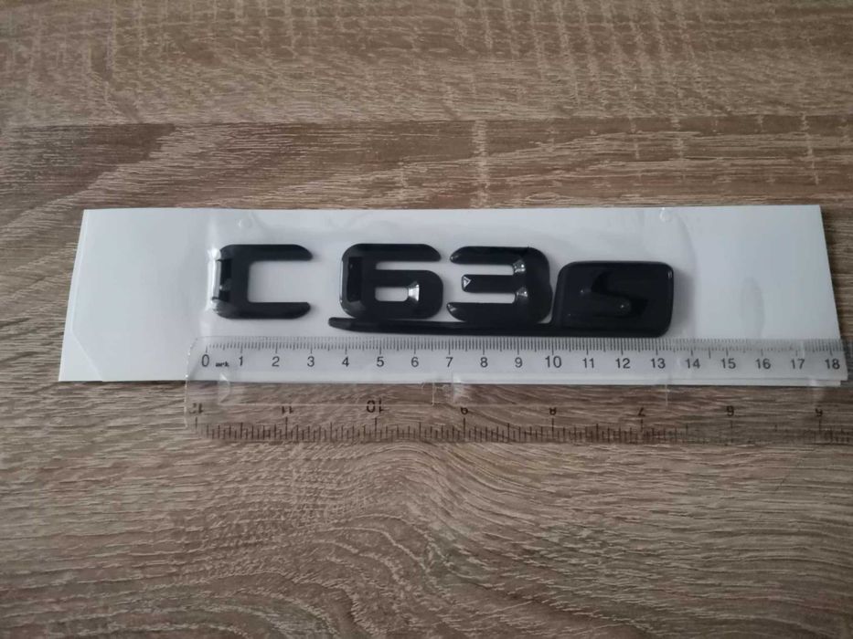 чисто черен надпис Mercedes Benz C63S