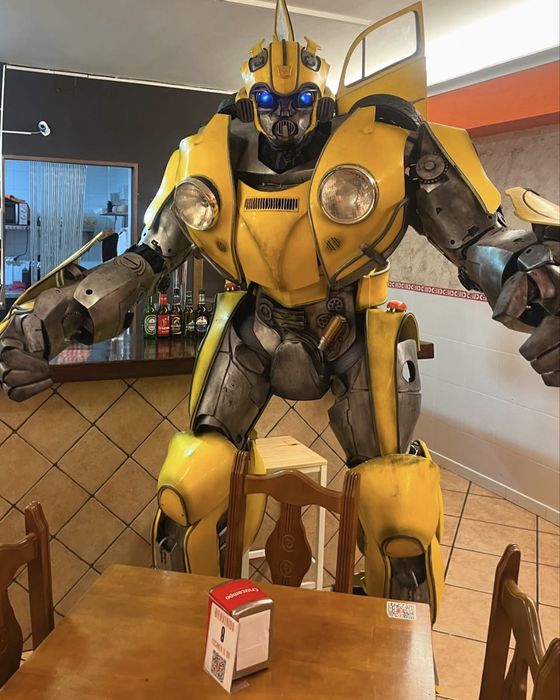 Închiriere robot Bumble Bee - Atracția Perfectă pentru Evenimentul Tău