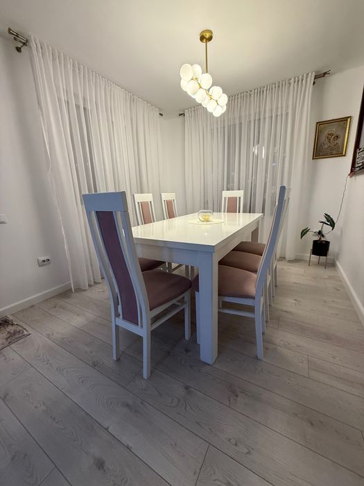 Vând masă extensibilă 12 persoane și 8 scaune