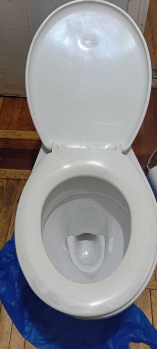 Продам унитаз с бачком  новый