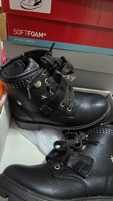 Pantofii sunt pentru fată.