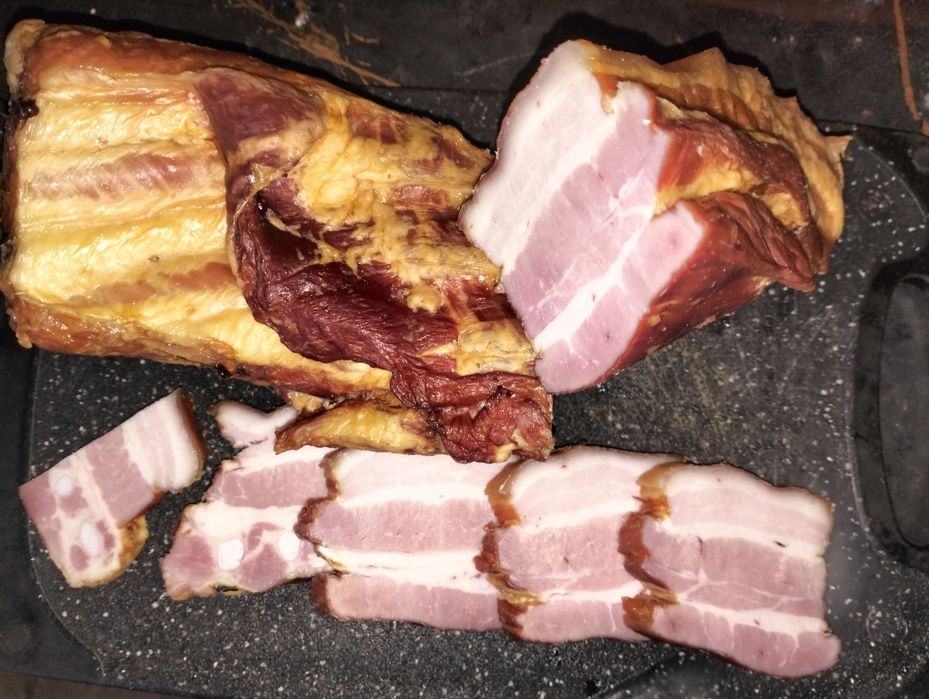 Грудинка , рулеты  и рёбра горячего копчения .