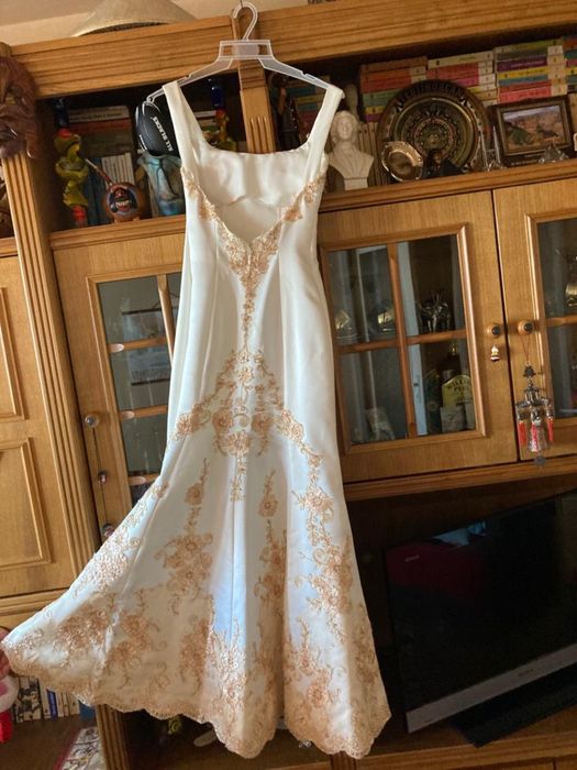 Rochie de mireasa (pentru o fata micuta si foarte slabuta)