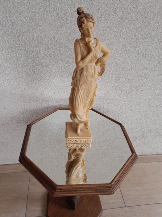 Măsuță  veche sau piedestal  din lemn masiv  cu oglinda.
