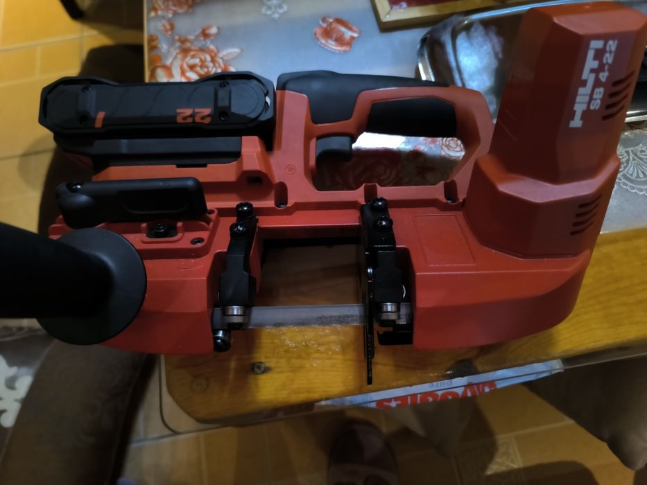 Vând fierăstrău cu banda HILTI