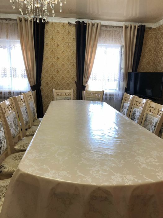 Гостиный стол со 12 стульями