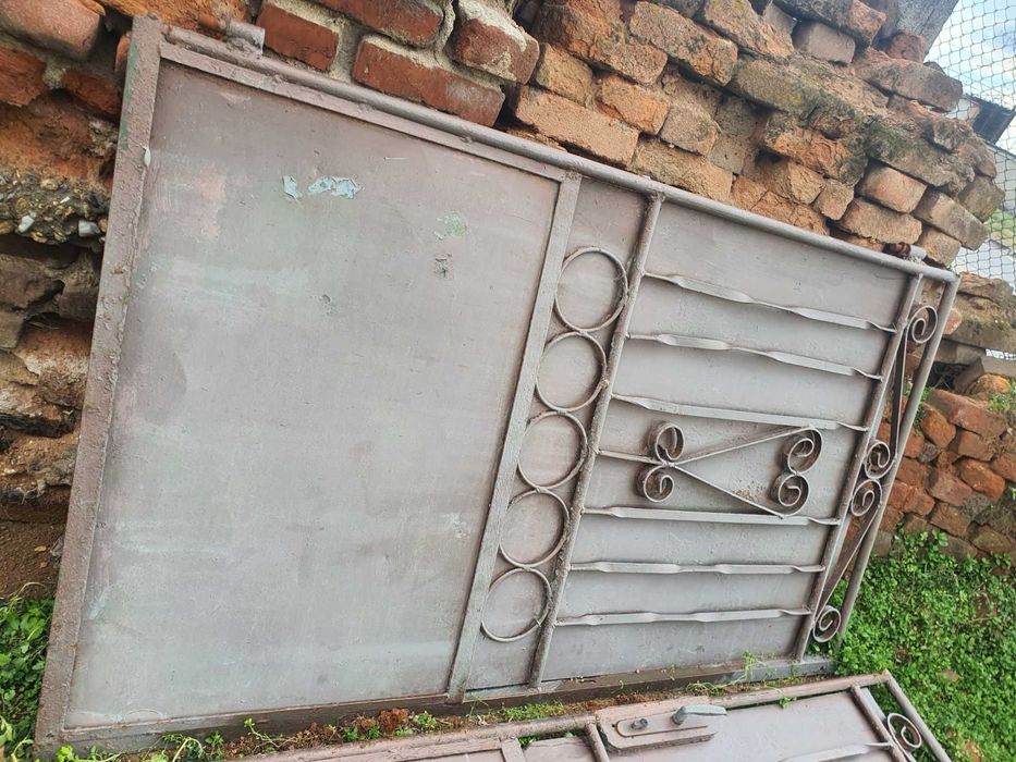 Продавам Метална Гаражна Врата