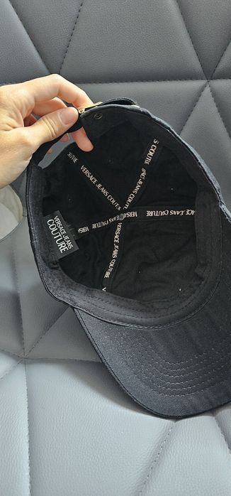 Șapcă Versace Jeans Couture – Neagră cu Logo Auriu