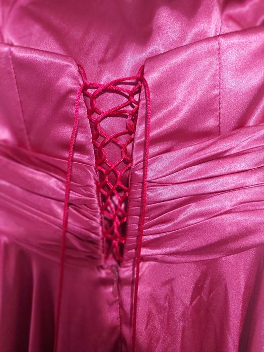 Дълга официална сатенена рокля