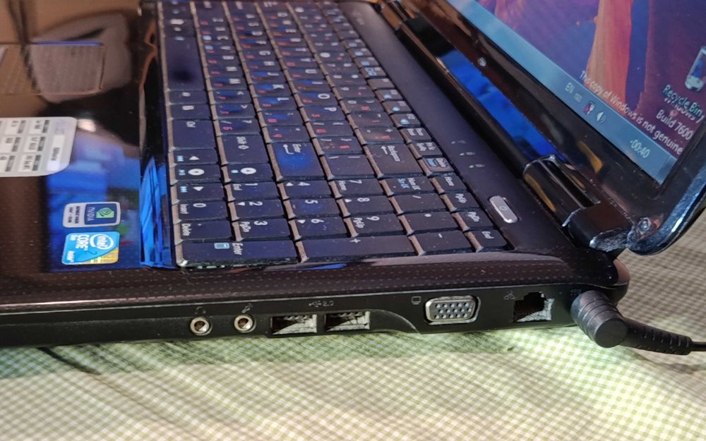 Лаптоп ASUS 15.6 // HD/LED