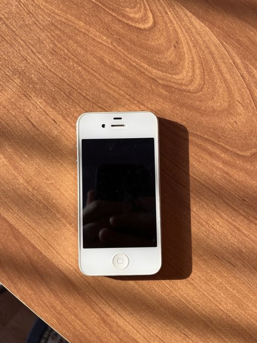 Продам 4 айфон,цену предлогайте сами!