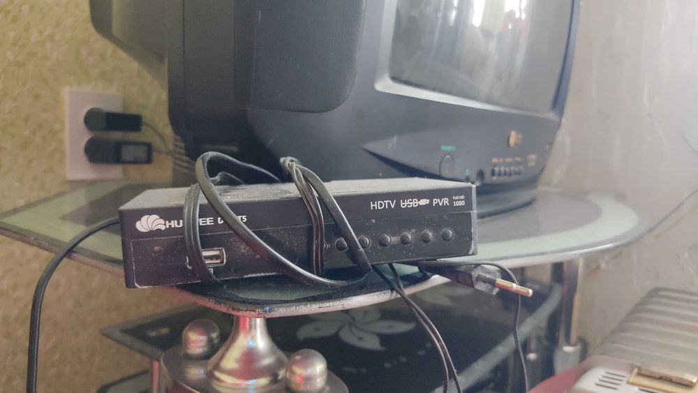 Телевизор LG (рабочий) + тюнер + 2 пульта