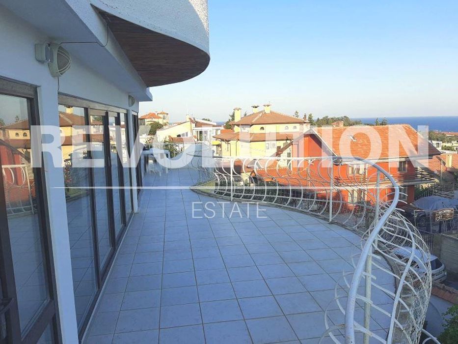 Тристаен апартамент в района на  м-т Траката!