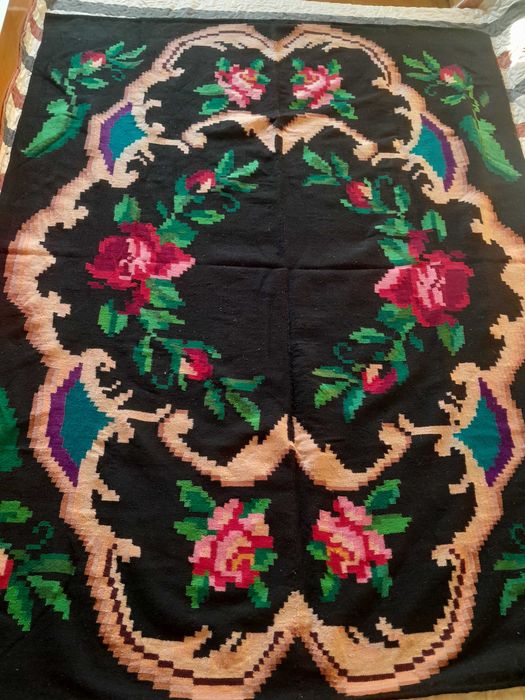 Covor țesut manual ,vechi de 40 de ani