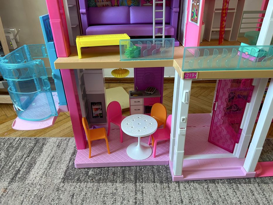 Casa Barbie Dreamhouse cu accesorii incluse