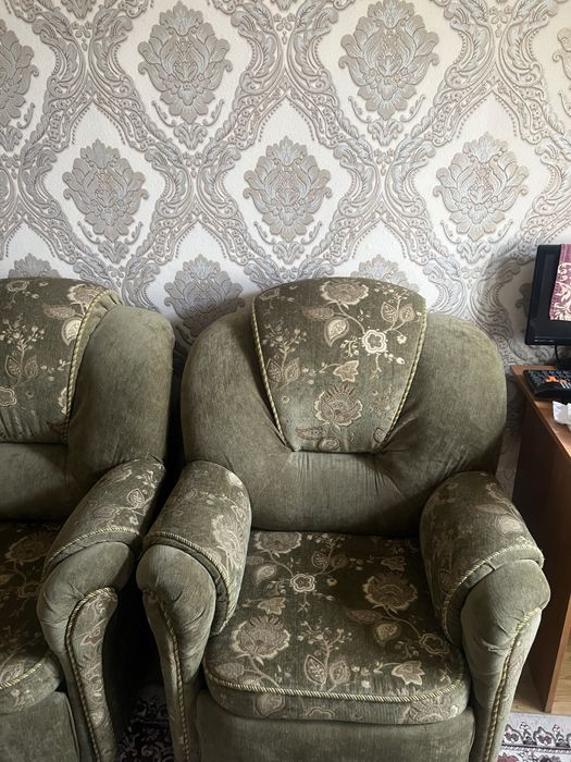 Продаю диван с креслами