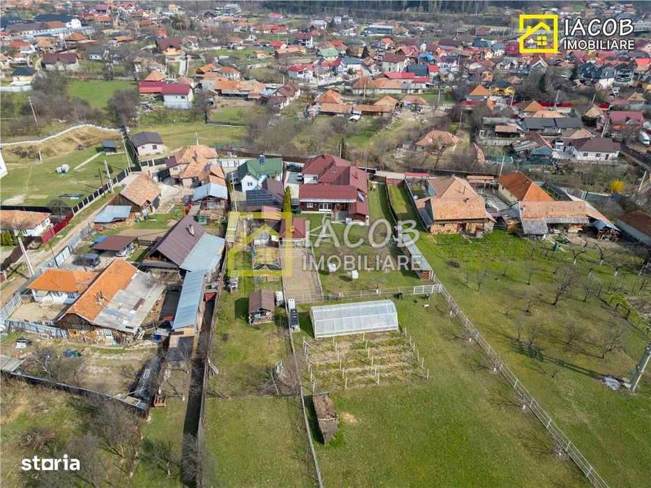Casa, anexe, 3762 mp teren, 25000 mp padure, Comanesti, jud. Bacau
