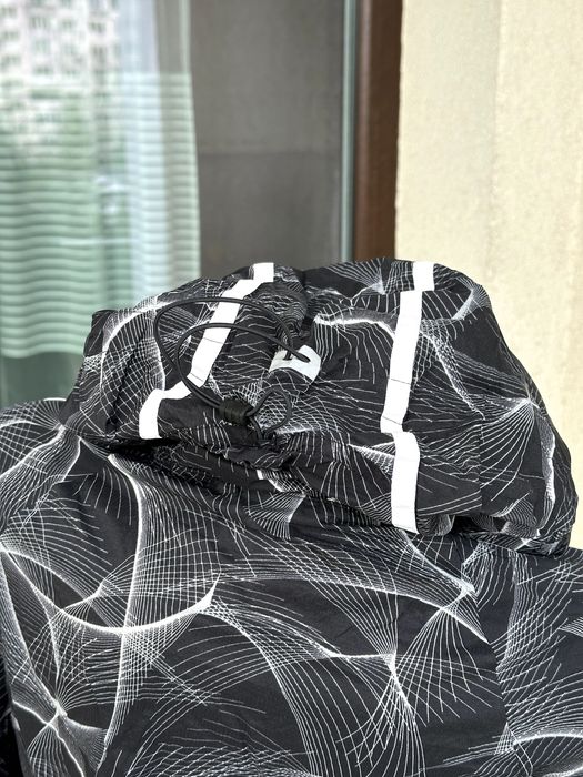 Дамска ветровка Nike Shield - размер S, много добро състояние