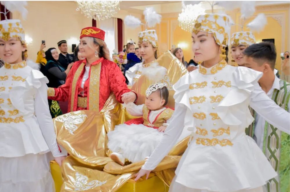 Продается детский трон цветок тақ