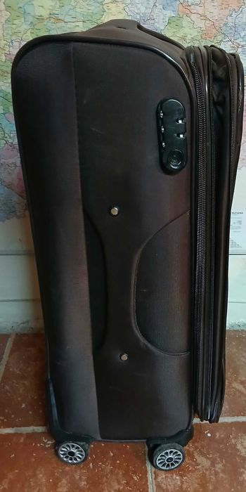 Куфар голям с дръжка на колела