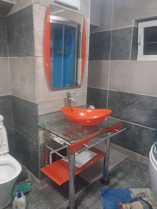Chiuvetă baie cu măsuță și oglindă