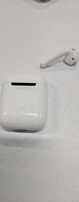 Футляр (кейс) для беспроводных наушников Apple AirPods