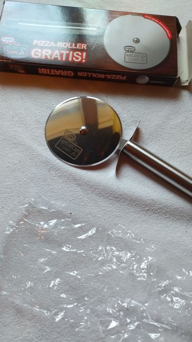 Порцеланов оливерник и нож за пица отлично качество