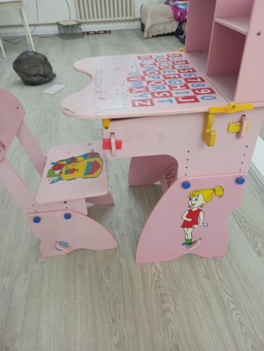 продается парта  очень удобная.под столом можно поставить книги,