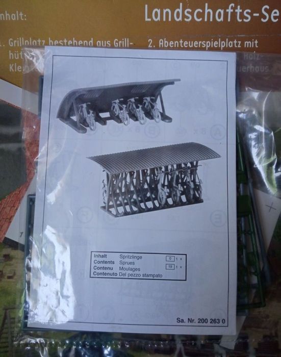 Trenulet electric scara HO diferite clădiri feroviare