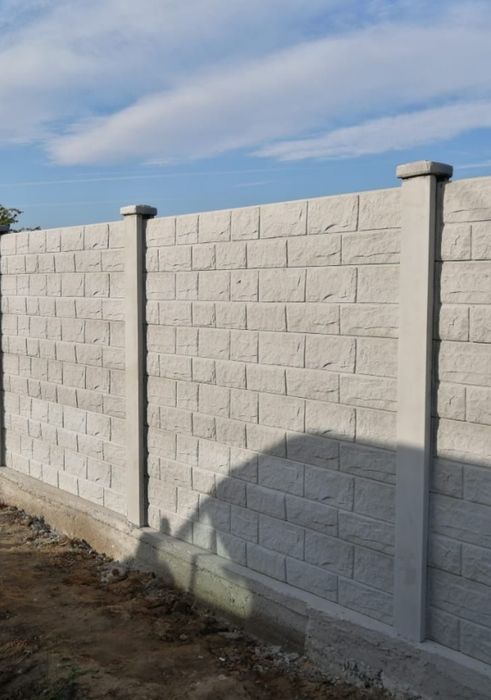 Gard prefabricat din placi de beton armat și vibrat stâlpi, montaj