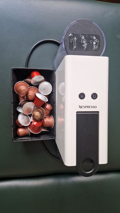 Espressor Nespresso capsule compact cu recipient capsule bonus