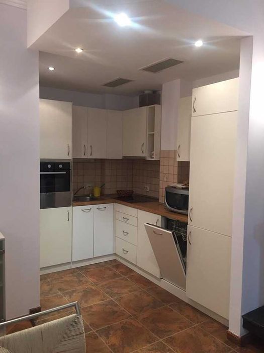 Дава се под наем Тристаен апартамент в София, Център - 100 кв.м за 860 € - Снимка #1