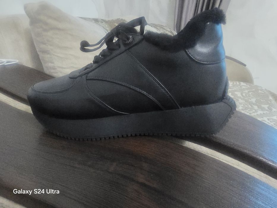 10000тг,зимние кроссовки