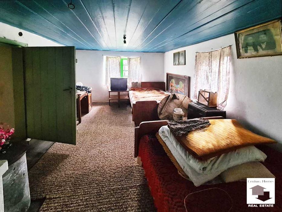 140333 Двуетажна къща с кладенец и гараж в с. Долна Липница