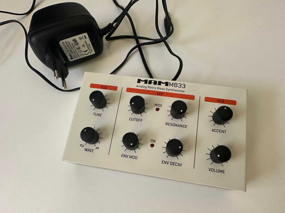 MAM MB33 Analog Synthesizer - аналогов синтезатор