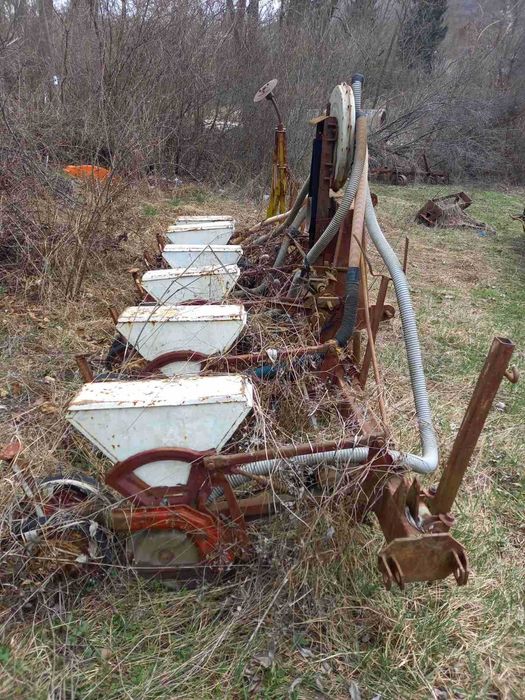 Трактор мтз 80 и прикачен инвентар