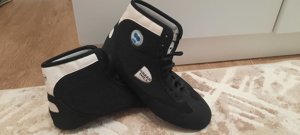 Продам обувь спортивную