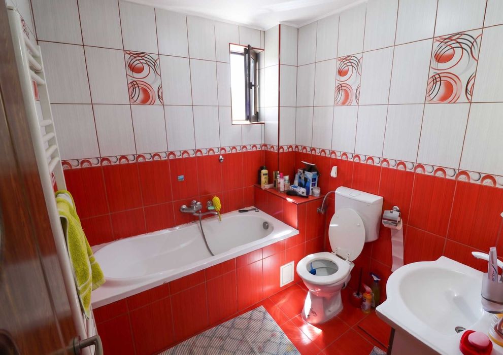 Casa de vanzare 4 dormitoare, Sp+P+1E, Auchan Bascov Pitesti
