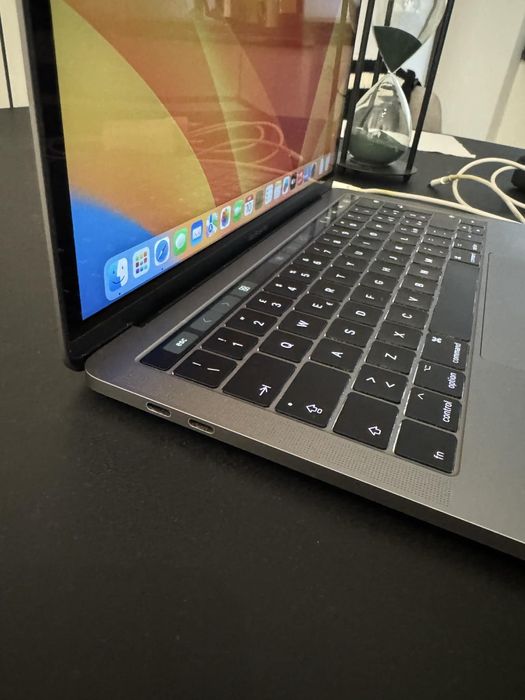 Macbook pro cu touchbar