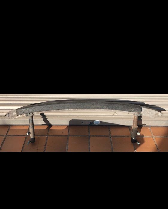 Продавам греда за задна броня за пасат b5