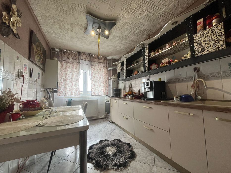 Vând apartament în Arad zona confectii 4 camere 2 băi hol mare 2 balcoane și bucatarie recent reabilitat 123mp centrala etaj 4 din 4