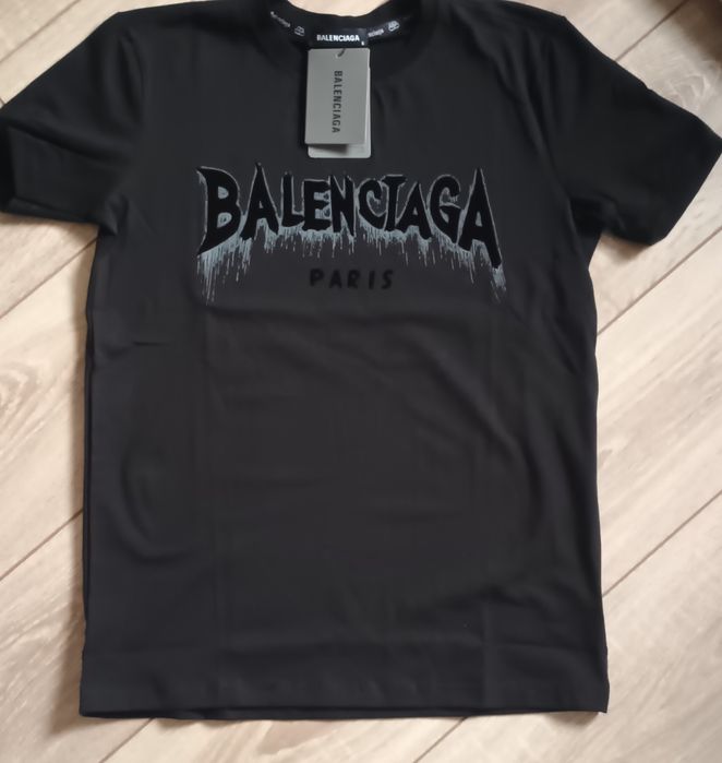 Супер стилна тениска на Balensiaga